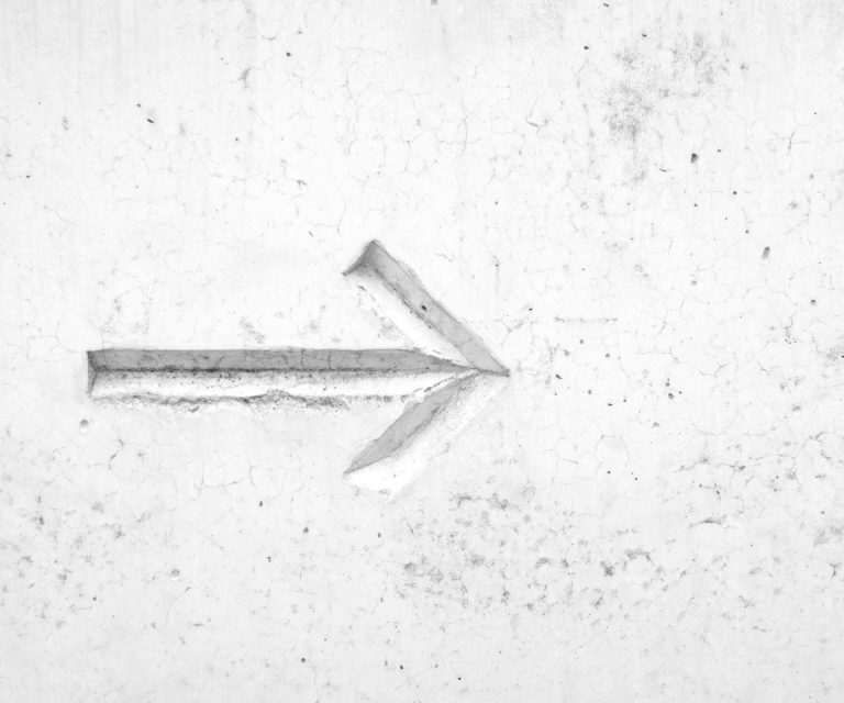Graue gestrichelte Pfeilspitze, die nach rechts zeigt.